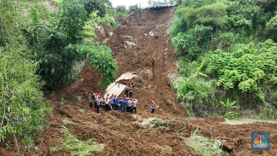 Foto Kolase Kemiripan Jalan Tol China yang ambruk dan Tol Bogor-Ciawi-Sukabumi (Bocimi) yang longsor. (Dok. AP Photo dan CNBC Indonesia/Muhammad Sabki)