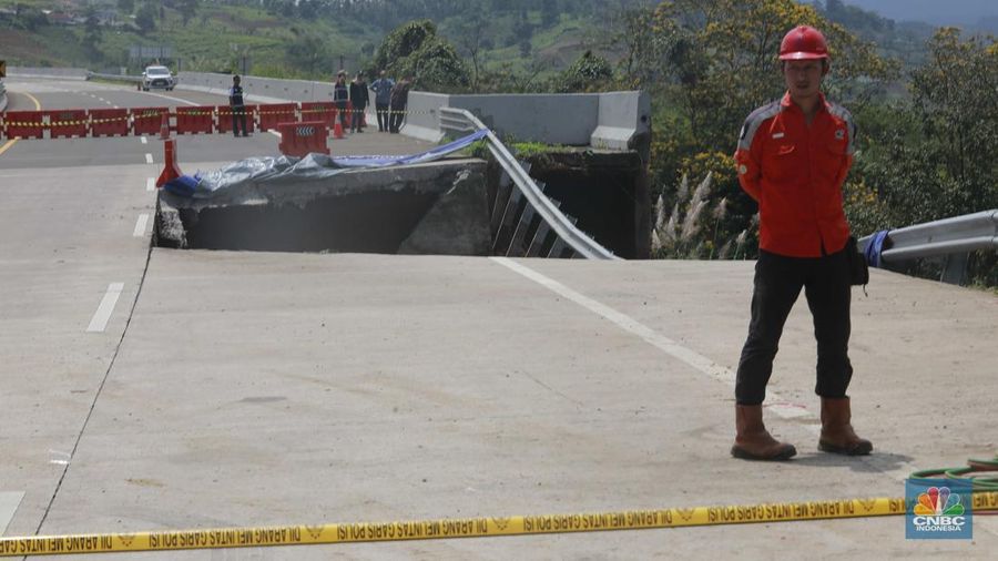 Sejumlah petugas mengevakuasi kendaaran roda empat yang terperosok akibat longsor di KM 64 tol, Bocimi, Sukabumi, Jawa Barat, Kamis, (4/4/2024). (CNBC Indonesia/Muhammad Sabki)