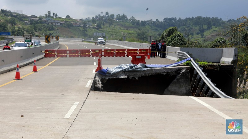 Foto Kolase Kemiripan Jalan Tol China yang ambruk dan Tol Bogor-Ciawi-Sukabumi (Bocimi) yang longsor. (Dok. AP Photo dan CNBC Indonesia/Muhammad Sabki)