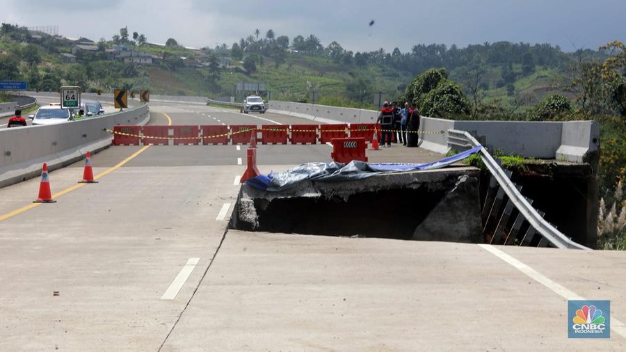 Foto Kolase Kemiripan Jalan Tol China yang ambruk dan Tol Bogor-Ciawi-Sukabumi (Bocimi) yang longsor. (Dok. AP Photo dan CNBC Indonesia/Muhammad Sabki)