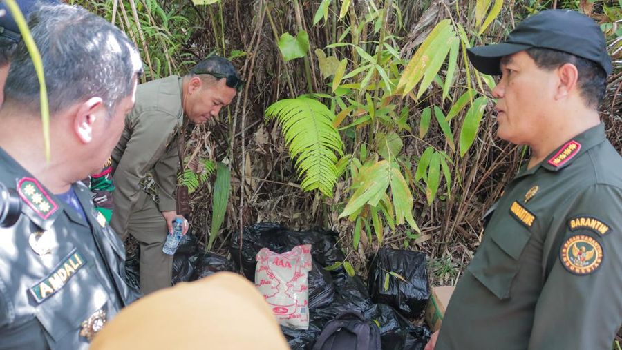 Tim patroli gabungan optimalisasi fungsi perkarantinaan di Pos Lintas Batas Negara (PLBN) Entikong temukan ratusan kilo beras dan minyak goreng di jalur tikus (perlintasan tidak resmi) perbatasan Indonesia Malaysia, Entikong pada Rabu, (3/4). Komoditas tersebut ditemukan pada dua lokasi yang berbeda di sisi kanan PLBN Entikong. (Dok: Badan Karantina Indonesia)