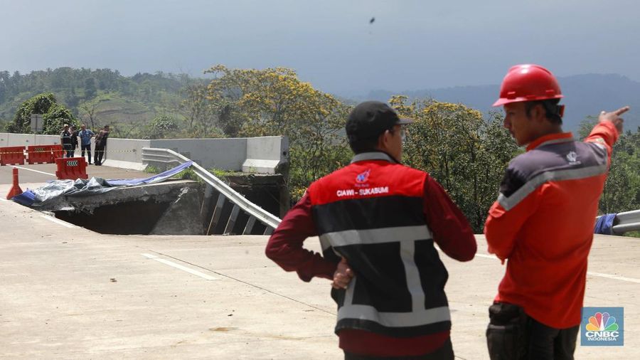 Warga mengamati kondisi jalan tol yang amblas di ruas tol Bocimi KM 64, Sukabumi, Jawa Barat, Kamis (4/4/2024). (CNBC Indonesia/Muhammad Sabki)