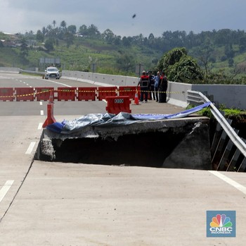 Seram! Penampakan Tol Bocimi Bolong Efek Longsor Dahsyat