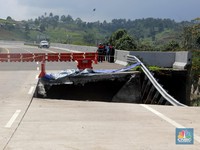 Seram! Penampakan Tol Bocimi Bolong Efek Longsor Dahsyat