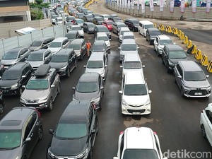 H-5 Lebaran, Antrean Mobil Pemudik Mengular di Pelabuhan Merak