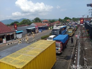 Sopir Truk Antre 5 Jam Menuju Pelabuhan Gilimanuk gegara Pembatasan Kendaraan