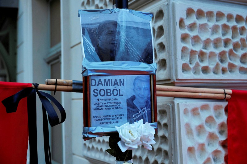 Para pelayat berkumpul untuk mengenang pekerja bantuan Polandia Damian Sobol yang dibunuh oleh tentara Israel di Gaza, di antara tujuh orang yang bekerja untuk badan amal World Central Kitchen (WCK) yang tewas dalam serangan udara Israel, di Przemysl, Polandia, April 4 Agustus 2024. Para pelayat berkumpul untuk mengenang pekerja bantuan Polandia Damian Sobol yang dibunuh oleh tentara Israel di Gaza, di antara tujuh orang yang bekerja untuk badan amal World Central Kitchen (WCK) yang tewas dalam serangan udara Israel, di Przemysl, Polandia, April 4 Agustus 2024. (Patryk Ogorzalek/ Agencja Wyborcza.pl via REUTERS)