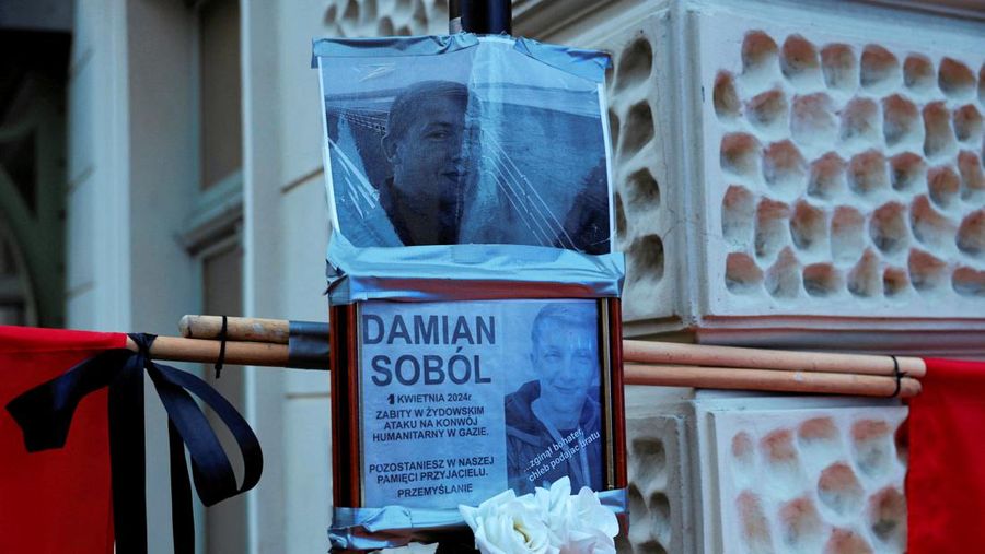 Para pelayat berkumpul untuk mengenang pekerja bantuan Polandia Damian Sobol yang dibunuh oleh tentara Israel di Gaza, di antara tujuh orang yang bekerja untuk badan amal World Central Kitchen (WCK) yang tewas dalam serangan udara Israel, di Przemysl, Polandia, April 4 Agustus 2024. (Patryk Ogorzalek/ Agencja Wyborcza.pl via REUTERS)