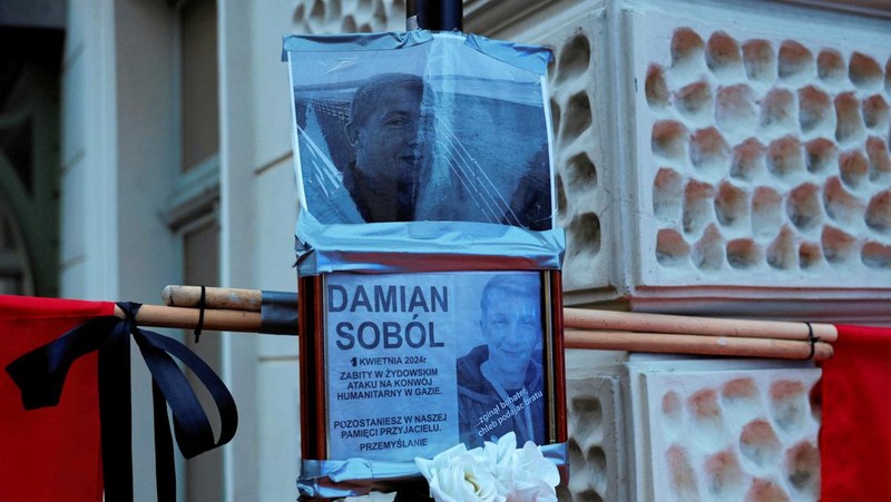 Para pelayat berkumpul untuk mengenang pekerja bantuan Polandia Damian Sobol yang dibunuh oleh tentara Israel di Gaza, di antara tujuh orang yang bekerja untuk badan amal World Central Kitchen (WCK) yang tewas dalam serangan udara Israel, di Przemysl, Polandia, April 4 Agustus 2024. (Patryk Ogorzalek/ Agencja Wyborcza.pl via REUTERS)