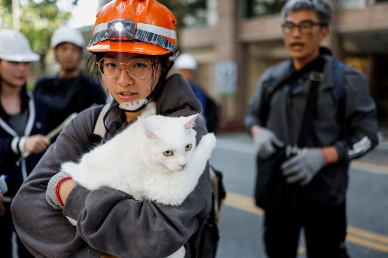 Seorang wanita membawa barang dagangan dari toko sepeda di gedung yang rusak saat orang memindahkan barang dagangan dan barang berharga ke luar gedung, pasca gempa, di Hualien, Taiwan, 4 April 2024. Seorang wanita membawa barang dagangan dari toko sepeda di gedung yang rusak saat orang memindahkan barang dagangan dan barang berharga ke luar gedung, pasca gempa, di Hualien, Taiwan, 4 April 2024. (REUTERS/Carlos Garcia Rawlins)
