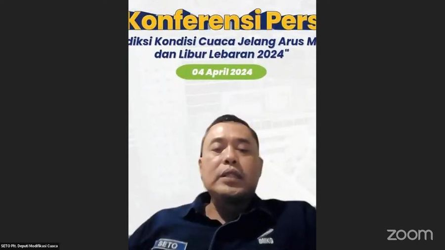 Kepala BMKG Dwikorita Karnawati dan Deputi Bidang Modifikasi Cuaca BMKG Tri Handoko Seto saat konferensi Pers Prediksi Kondisi Cuaca Jelang Arus Mudik dan LIbur Lebaran 2024, Kamis malam (4/4/2024