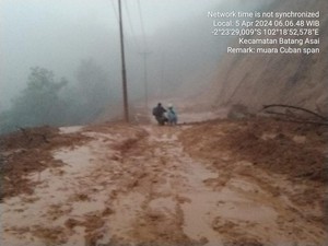 Penampakan Longsor-Banjir Lumpur Bikin Akses Jalan di Jambi Lumpuh