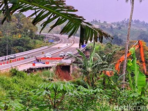 Bayang-bayang Kemacetan Horor Usai Tol Bocimi KM 64 Longsor