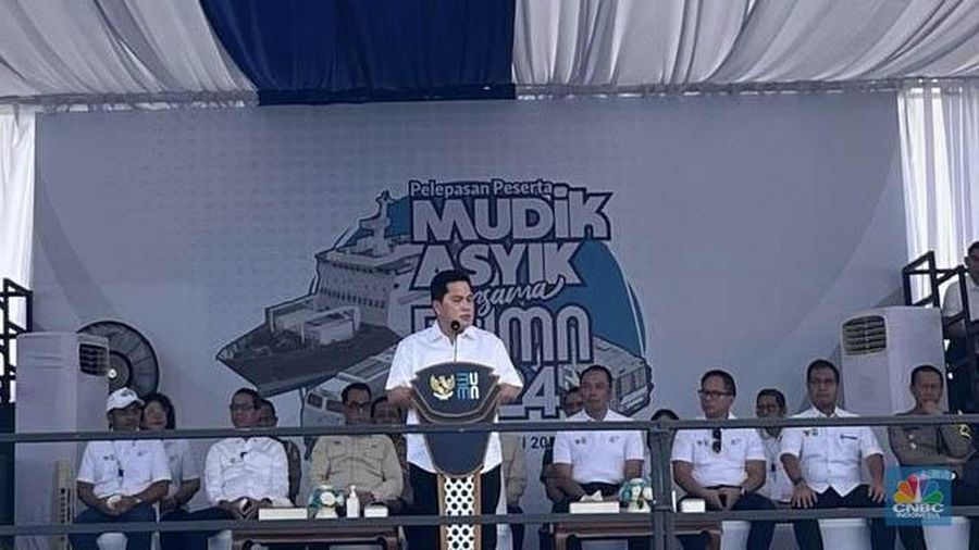 Menteri Badan Usaha Milik Negara (BUMN) Erick Thohir melepas program mudik gratis BUMN tahun ini yang tujuannya mengurangi angka kecelakaan sepeda motor. (CNBC Indonesia/Romys Binekasri)