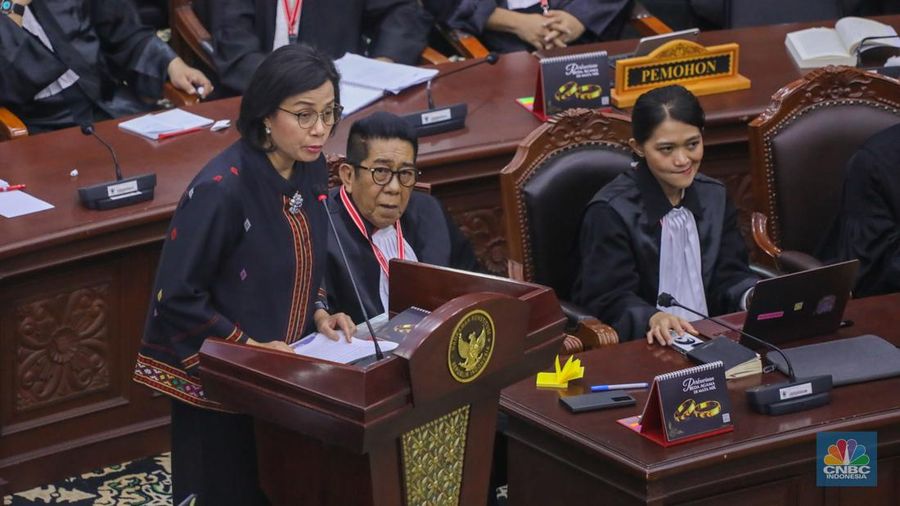 Menteri Keuangan Sri Mulyani saat menghadiri sidang lanjutan sengketa Perselisihan Hasil Pemilihan Umum (PHPU) 2024 di gedung Mahkamah Konstitusi (MK), Jakarta, Jumat (5/4/2024). (CNBC Indonesia/Faisal Rahman)