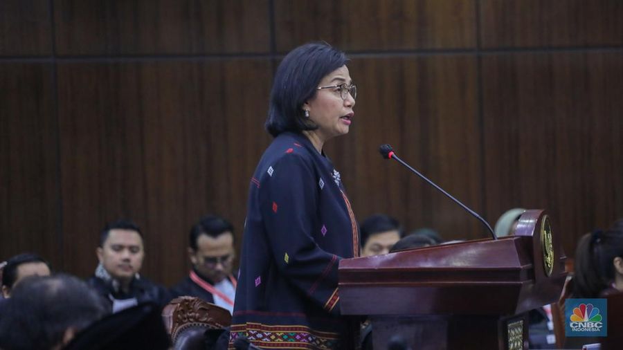 Menteri Keuangan Sri Mulyani saat menghadiri sidang lanjutan sengketa Perselisihan Hasil Pemilihan Umum (PHPU) 2024 di gedung Mahkamah Konstitusi (MK), Jakarta, Jumat (5/4/2024). (CNBC Indonesia/Faisal Rahman)