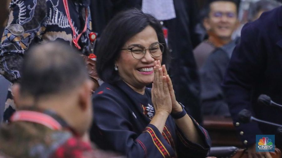 Menteri Keuangan Sri Mulyani saat menghadiri sidang lanjutan sengketa Perselisihan Hasil Pemilihan Umum (PHPU) 2024 di gedung Mahkamah Konstitusi (MK), Jakarta, Jumat (5/4/2024). (CNBC Indonesia/Faisal Rahman)
