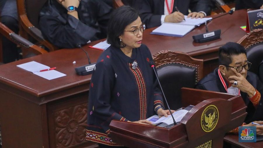 Menteri Keuangan Sri Mulyani saat menghadiri sidang lanjutan sengketa Perselisihan Hasil Pemilihan Umum (PHPU) 2024 di gedung Mahkamah Konstitusi (MK), Jakarta, Jumat (5/4/2024). (CNBC Indonesia/Faisal Rahman)