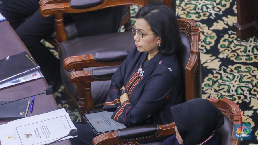 Menteri Keuangan Sri Mulyani saat menghadiri sidang lanjutan sengketa Perselisihan Hasil Pemilihan Umum (PHPU) 2024 di gedung Mahkamah Konstitusi (MK), Jakarta, Jumat (5/4/2024). (CNBC Indonesia/Faisal Rahman)