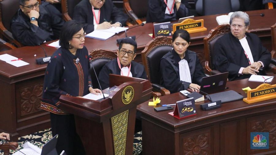 Menteri Keuangan Sri Mulyani saat menghadiri sidang lanjutan sengketa Perselisihan Hasil Pemilihan Umum (PHPU) 2024 di gedung Mahkamah Konstitusi (MK), Jakarta, Jumat (5/4/2024). (CNBC Indonesia/Faisal Rahman)