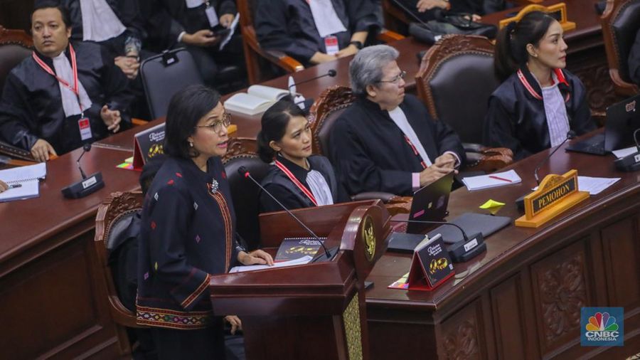 Menteri Keuangan Sri Mulyani saat menghadiri sidang lanjutan sengketa Perselisihan Hasil Pemilihan Umum (PHPU) 2024 di gedung Mahkamah Konstitusi (MK), Jakarta, Jumat (5/4/2024). (CNBC Indonesia/Faisal Rahman)