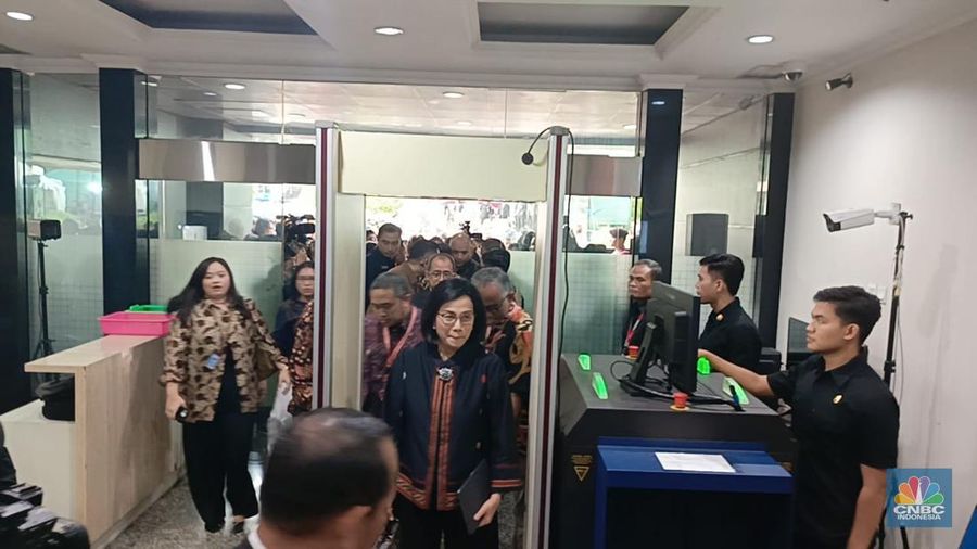 Menteri Keuangan Sri Mulyani saat menghadiri sidang lanjutan sengketa Perselisihan Hasil Pemilihan Umum (PHPU) 2024 di gedung Mahkamah Konstitusi (MK), Jakarta, Jumat (5/4/2024). (CNBC Indonesia/Rosseno Aji Nugroho)