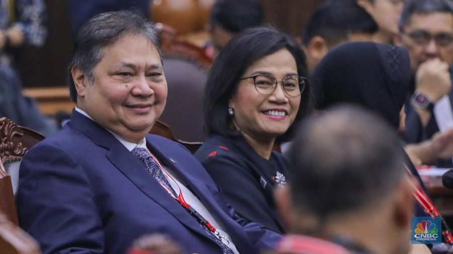 Menteri Koordinator Bidang Perekonomian Airlangga Hartarto (Kiri) dan Menteri Keuangan Sri Mulyani saat menghadiri sidang lanjutan sengketa Perselisihan Hasil Pemilihan Umum (PHPU) 2024 di gedung Mahkamah Konstitusi (MK), Jakarta, Jumat (5/4/2024). (վ/Faisal Rahman)