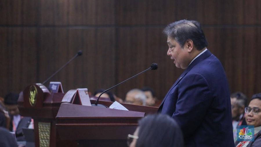 Menteri Koordinator Bidang Perekonomian Airlangga Hartarto saat menghadiri sidang lanjutan sengketa Perselisihan Hasil Pemilihan Umum (PHPU) 2024 di gedung Mahkamah Konstitusi (MK), Jakarta, Jumat (5/4/2024). (CNBC Indonesia/Faisal Rahman)