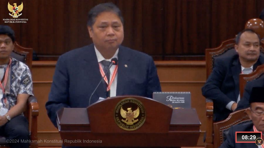 Menteri Koordinator Bidang Perekonomian Airlangga Hartarto saat menghadiri sidang lanjutan sengketa Perselisihan Hasil Pemilihan Umum (PHPU) 2024 di gedung Mahkamah Konstitusi (MK), Jakarta, Jumat (5/4/2024). (Tangkapan Layar Youtube Mahkamah Konstitusi RI)