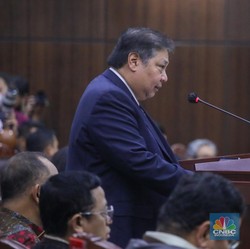 Tersenyum, Airlangga Jawab Tegas Arief MK Soal Bansos Bungkus Kuning