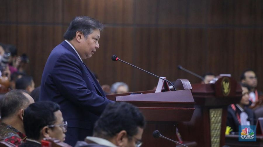 Menteri Koordinator Bidang Perekonomian Airlangga Hartarto saat menghadiri sidang lanjutan sengketa Perselisihan Hasil Pemilihan Umum (PHPU) 2024 di gedung Mahkamah Konstitusi (MK), Jakarta, Jumat (5/4/2024). (CNBC Indonesia/Faisal Rahman)