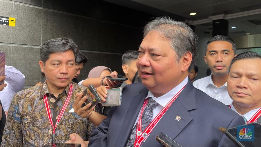 Menteri Koordinator Bidang Perekonomian Airlangga Hartarto saat menghadiri sidang lanjutan sengketa Perselisihan Hasil Pemilihan Umum (PHPU) 2024 di gedung Mahkamah Konstitusi (MK), Jakarta, Jumat (5/4/2024). (CNBC Indonesia/Rindi Salsabilla)