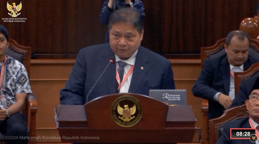Menteri Koordinator Bidang Perekonomian Airlangga Hartarto saat menghadiri sidang lanjutan sengketa Perselisihan Hasil Pemilihan Umum (PHPU) 2024 di gedung Mahkamah Konstitusi (MK), Jakarta, Jumat (5/4/2024). (Tangkapan Layar Youtube Mahkamah Konstitusi RI)
