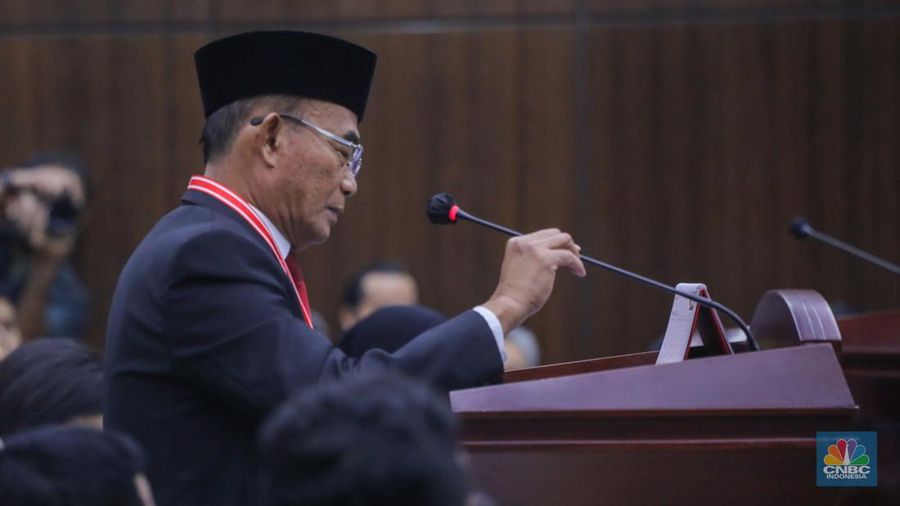 Menteri Koordinator Pembangunan Manusia dan Kebudayaan (Menko PMK) Muhadjir Effendy saat menghadiri sidang lanjutan sengketa Perselisihan Hasil Pemilihan Umum (PHPU) 2024 di gedung Mahkamah Konstitusi (MK), Jakarta, Jumat (5/4/2024). (CNBC Indonesia/Faisal Rahman)