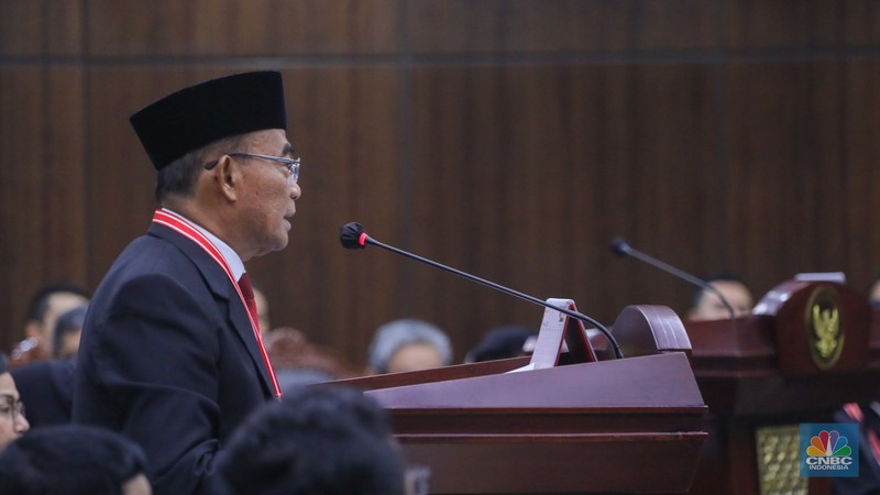 Suasan saat berlangsungnya sidang lanjutan sengketa Perselisihan Hasil Pemilihan Umum (PHPU) 2024 di Mahkamah Konstitusi (MK), Jakarta, Jumat (5/4/2024). (CNBC Indonesia/Faisal Rahman)