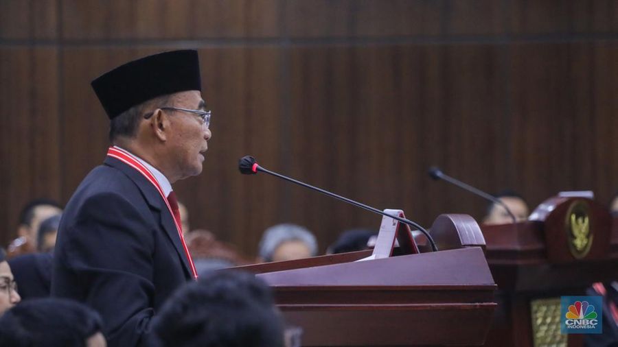Menteri Koordinator Pembangunan Manusia dan Kebudayaan (Menko PMK) Muhadjir Effendy saat menghadiri sidang lanjutan sengketa Perselisihan Hasil Pemilihan Umum (PHPU) 2024 di gedung Mahkamah Konstitusi (MK), Jakarta, Jumat (5/4/2024). (CNBC Indonesia/Faisal Rahman)