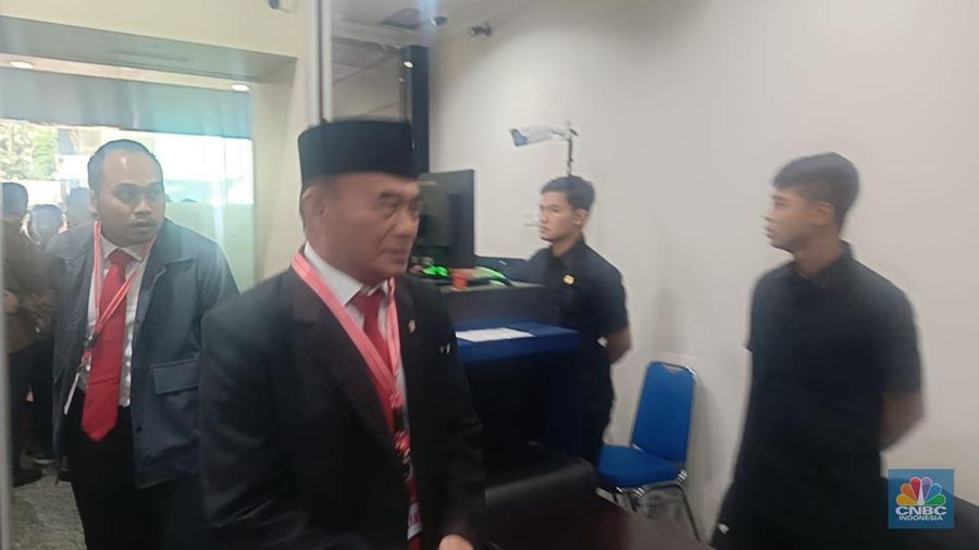 Menteri Koordinator Pembangunan Manusia dan Kebudayaan (Menko PMK) Muhadjir Effendy saat menghadiri sidang lanjutan sengketa Perselisihan Hasil Pemilihan Umum (PHPU) 2024 di gedung Mahkamah Konstitusi (MK), Jakarta, Jumat (5/4/2024). (CNBC Indonesia/Rosseno Aji Nugroho)