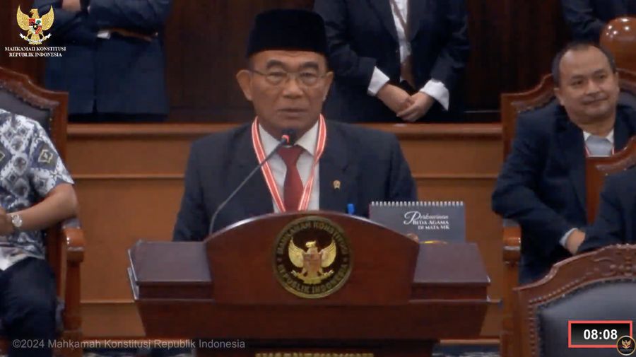 Menteri Koordinator Pembangunan Manusia dan Kebudayaan (Menko PMK) Muhadjir Effendy saat menghadiri sidang lanjutan sengketa Perselisihan Hasil Pemilihan Umum (PHPU) 2024 di gedung Mahkamah Konstitusi (MK), Jakarta, Jumat (5/4/2024). (Tangkapan Layar Youtube Mahkamah Konstitusi RI)