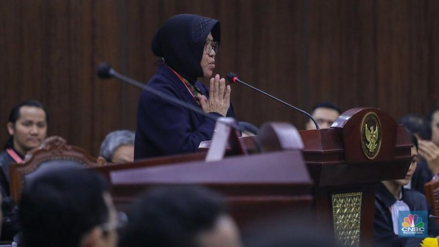 Menteri Sosial Tri Rismaharini saat menghadiri sidang lanjutan sengketa Perselisihan Hasil Pemilihan Umum (PHPU) 2024 di gedung Mahkamah Konstitusi (MK), Jakarta, Jumat (5/4/2024). (CNBC Indonesia/Faisal Rahman)