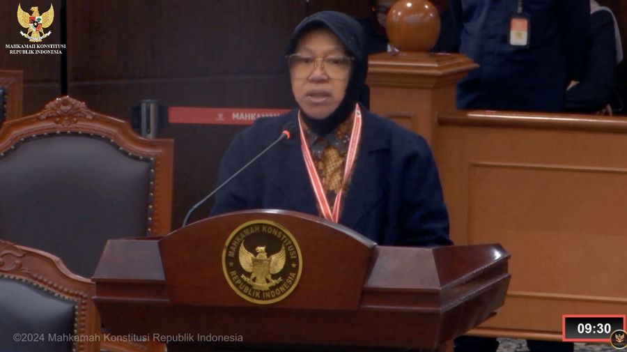 Menteri Sosial Tri Rismaharini saat menghadiri sidang lanjutan sengketa Perselisihan Hasil Pemilihan Umum (PHPU) 2024 di gedung Mahkamah Konstitusi (MK), Jakarta, Jumat (5/4/2024). (Tangkapan Layar Youtube Mahkamah Konstitusi RI)