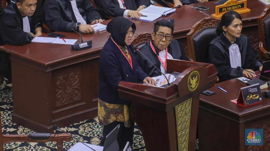 Menteri Sosial Tri Rismaharini saat menghadiri sidang lanjutan sengketa Perselisihan Hasil Pemilihan Umum (PHPU) 2024 di gedung Mahkamah Konstitusi (MK), Jakarta, Jumat (5/4/2024). (CNBC Indonesia/Faisal Rahman)