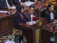 Risma: Kami tidak Salurkan Bansos dalam Barang, 100% Cash Transfer!