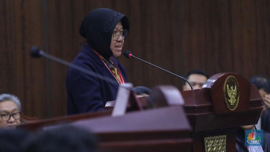 Menteri Sosial Tri Rismaharini saat menghadiri sidang lanjutan sengketa Perselisihan Hasil Pemilihan Umum (PHPU) 2024 di gedung Mahkamah Konstitusi (MK), Jakarta, Jumat (5/4/2024). (CNBC Indonesia/Faisal Rahman)