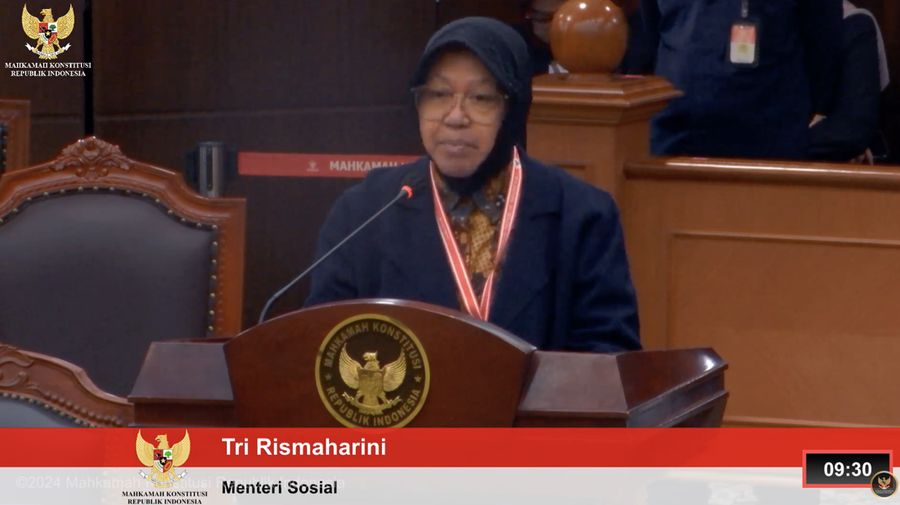 Menteri Sosial Tri Rismaharini saat menghadiri sidang lanjutan sengketa Perselisihan Hasil Pemilihan Umum (PHPU) 2024 di gedung Mahkamah Konstitusi (MK), Jakarta, Jumat (5/4/2024). (Tangkapan Layar Youtube Mahkamah Konstitusi RI)