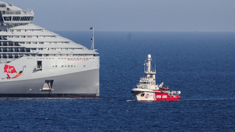 Sebuah kapal milik kelompok bantuan Open Arms dan merupakan satu dari tiga kapal bermuatan makanan kaleng tujuan Gaza, telah kembali ke pelabuhan Larnaca, Siprus, Siprus, Rabu, 3 April 2024. (AP Photo/Petros Karadjias)