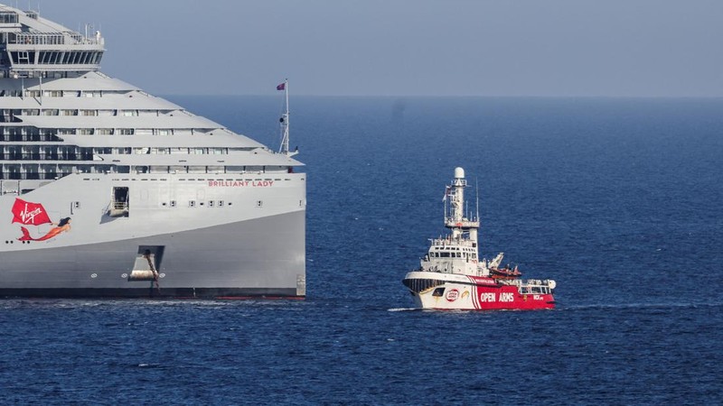 Sebuah kapal milik kelompok bantuan Open Arms dan merupakan satu dari tiga kapal bermuatan makanan kaleng tujuan Gaza, telah kembali ke pelabuhan Larnaca, Siprus, Siprus, Rabu, 3 April 2024. (AP Photo/Petros Karadjias)