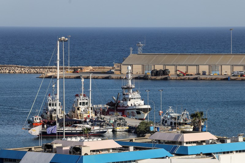 Sebuah kapal milik kelompok bantuan Open Arms dan merupakan satu dari tiga kapal bermuatan makanan kaleng tujuan Gaza, telah kembali ke pelabuhan Larnaca, Siprus, Siprus, Rabu, 3 April 2024. (AP Photo/Petros Karadjias)