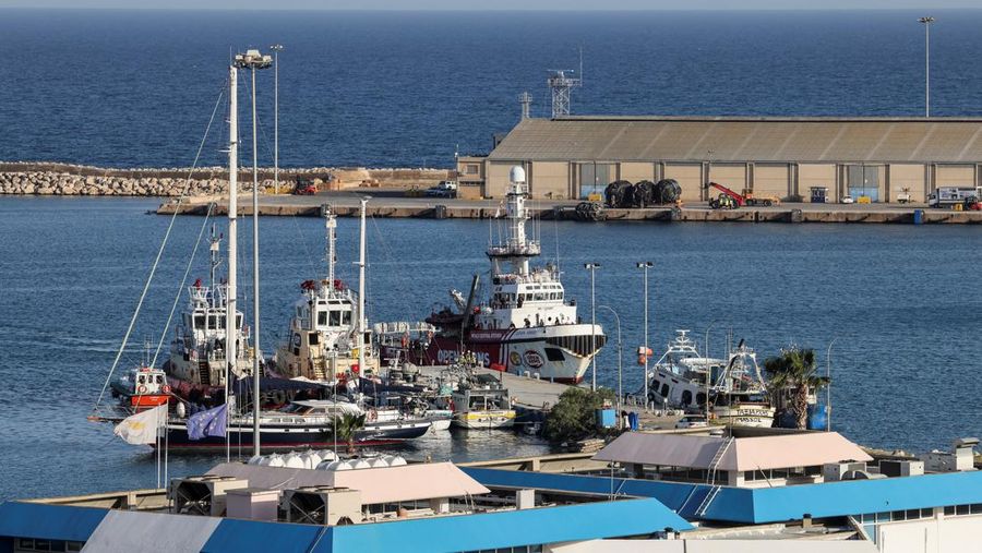 Sebuah kapal milik kelompok bantuan Open Arms dan merupakan satu dari tiga kapal bermuatan makanan kaleng tujuan Gaza, telah kembali ke pelabuhan Larnaca, Siprus, Siprus, Rabu, 3 April 2024. (AP Photo/Petros Karadjias)