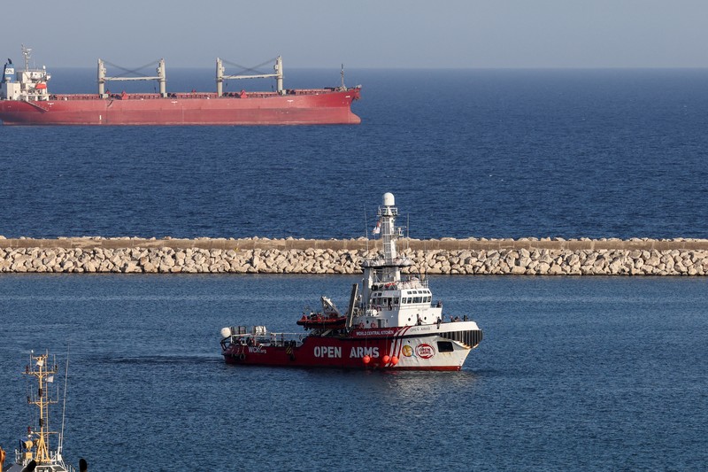Sebuah kapal milik kelompok bantuan Open Arms dan merupakan satu dari tiga kapal bermuatan makanan kaleng tujuan Gaza, telah kembali ke pelabuhan Larnaca, Siprus, Siprus, Rabu, 3 April 2024. (AP Photo/Petros Karadjias)