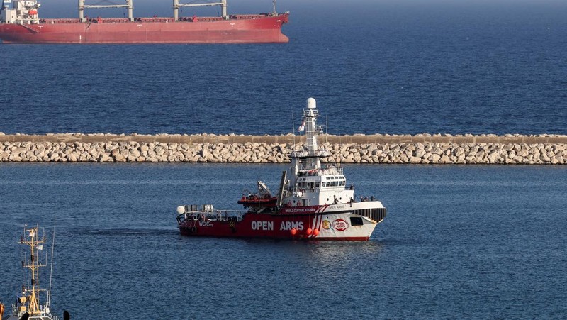 Sebuah kapal milik kelompok bantuan Open Arms dan merupakan satu dari tiga kapal bermuatan makanan kaleng tujuan Gaza, telah kembali ke pelabuhan Larnaca, Siprus, Siprus, Rabu, 3 April 2024. (AP Photo/Petros Karadjias)
